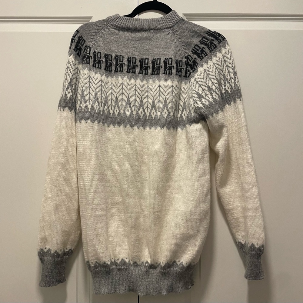 Men's Crewneck Fair Isle Sweater in White and Light Gray - Picture 6 of 7